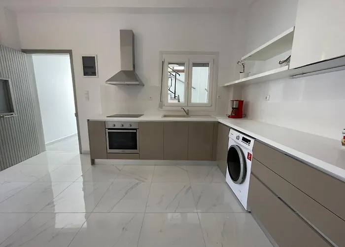 Mano's Place Naxos City