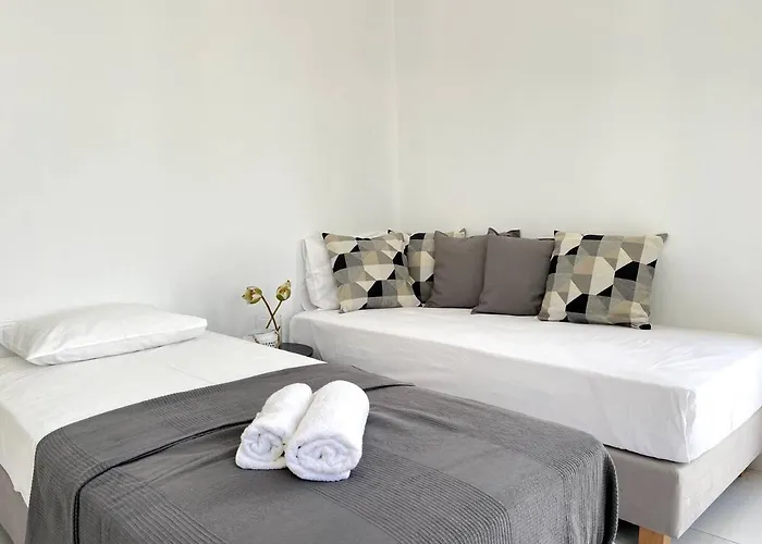 Mano's Place * Naxos City